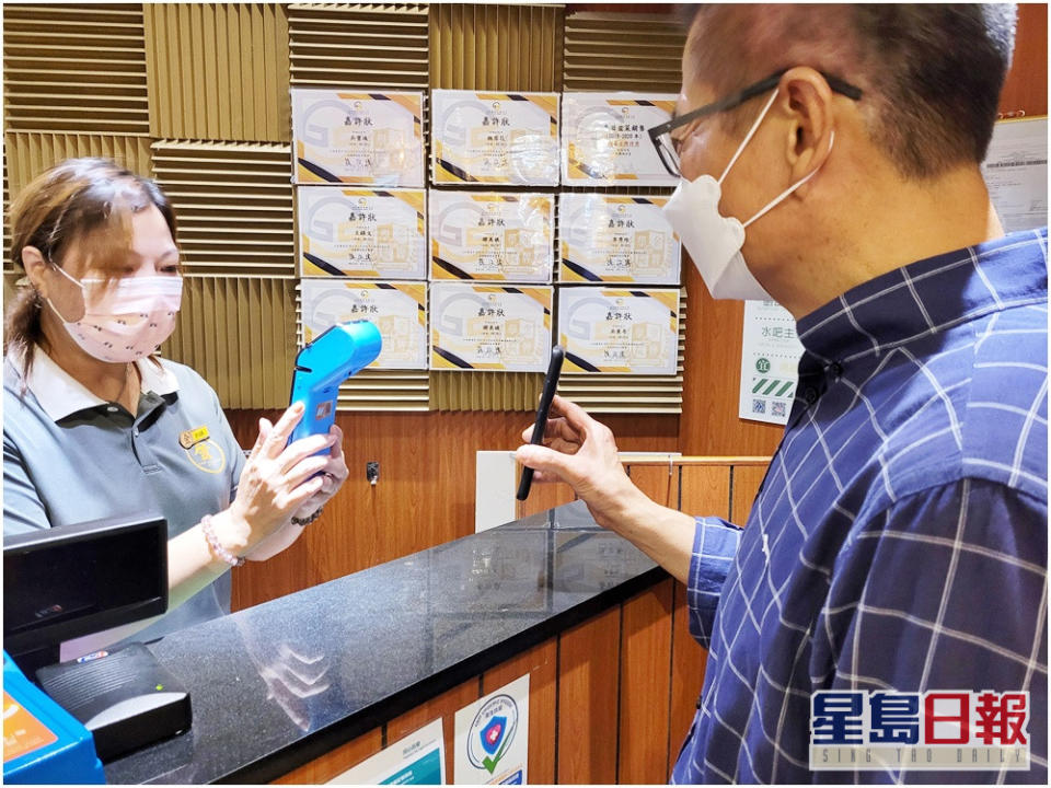 陳茂波今早出席電台直播節目前，到茶餐廳食早餐，使用電子消費券支付。財政司司長網誌圖片