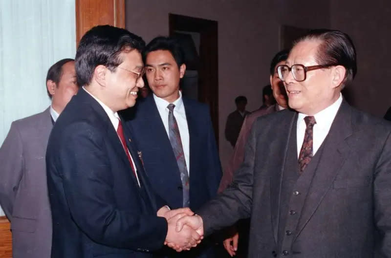 ▲圖為李克強與2022年11月30日逝世的前中國國家主席江澤民（右）握手合影。（圖／翻攝自新華社）