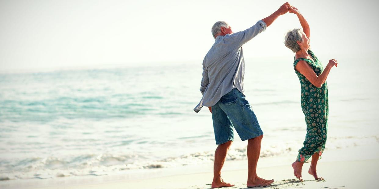 <a href="https://www.shutterstock.com/es/image-photo/senior-couple-dancing-beach-on-sunny-570143806" rel="nofollow noopener" target="_blank" data-ylk="slk:vectorfusionart/Shutterstock;elm:context_link;itc:0;sec:content-canvas" class="link ">vectorfusionart/Shutterstock</a>