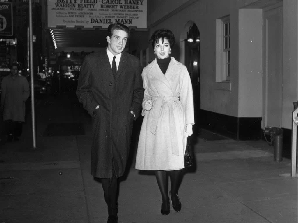 English starlet Joan Collins with American actor Warren Beatty in New York in 1959 (Getty Images)