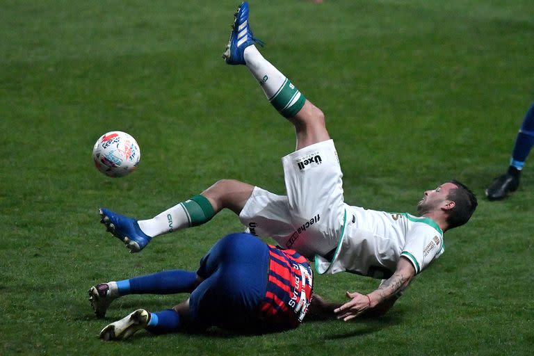 Una escena del partido que disputaron San Lorenzo y Banfield en el actual campeonato que es también un símbolo del momento