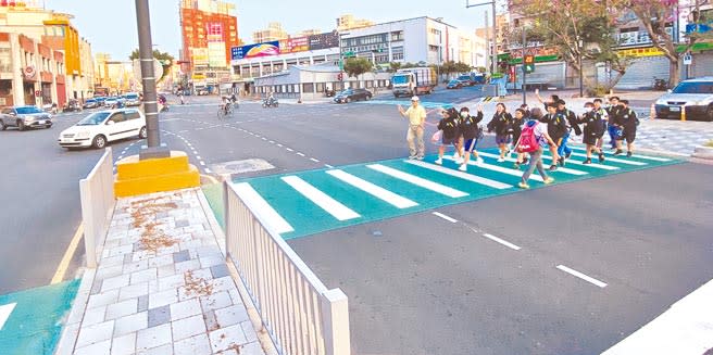 新竹市近年積極打造人本路行環境，守護學童上、放學安全，近日並獲全國交通安全最高榮譽「金安獎」8金大滿貫的肯定。（陳育賢攝）