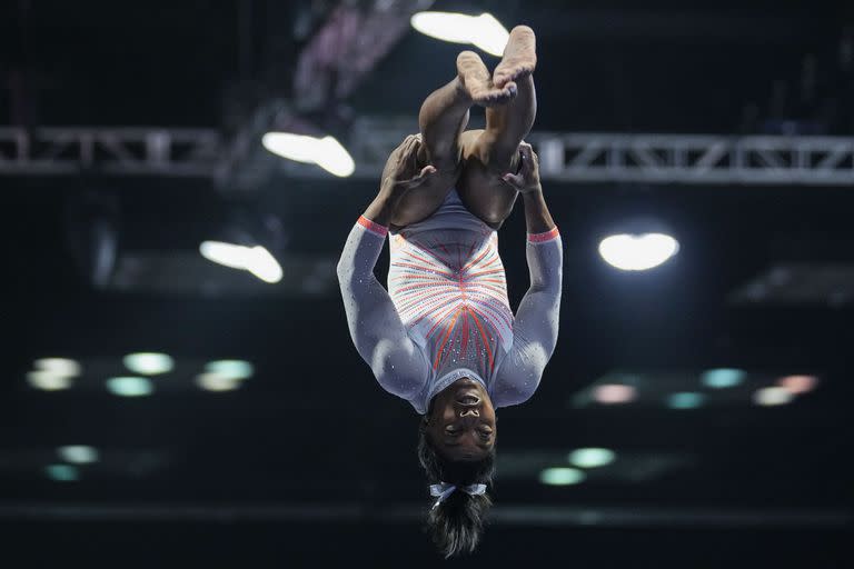 Simone Biles se presenta en el encuentro de gimnasia clásica de EE. UU. En Indianápolis, el sábado 22 de mayo de 2021. (AP Photo / AJ Mast)