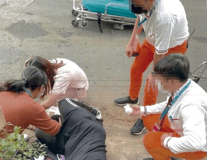 彭姓孕婦2021年間搭乘六福村遊園巴士，下車時因地面不平滑倒骨折，獲賠207萬元。（翻攝自司法院裁判書系統）