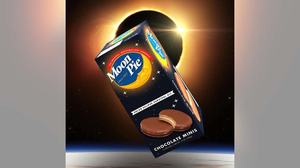 <strong>(Moon Pie)</strong>