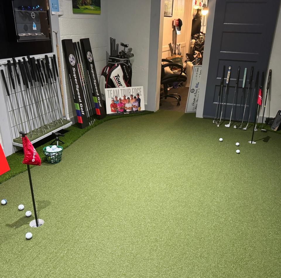 The room with a putting green at Bears Virtual Golf.