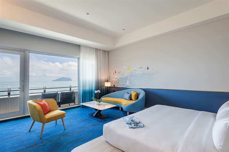 凱渡廣場酒店全館60%為海景房，拉開窗簾就是龜山島。（圖／凱渡廣場酒店提供）