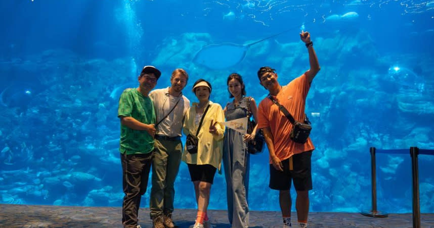 洪都拉斯（左起）、法比歐、楊貴媚、曾莞婷、威廉一起遊香港。（圖／MyVideo提供）