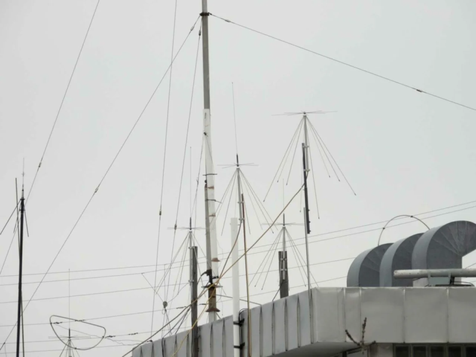 Vertical and magnetic loop antennas on the roof of the Russian Embassy in Sweden <span class="copyright">Expressen</span>