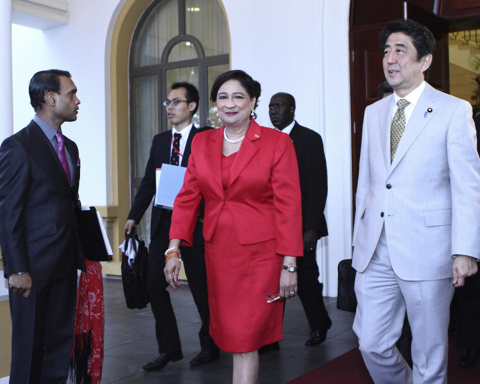 <p>Von 2010 bis 2015 war sie Premierministerin von Trinidad und Tobago und zeigte immer wieder, wie schön die Farben politischer Geschäftskleidung sein können. Weit entfernt von grau in grau zeigte sich Kamla Persad-Bissessar nur allzugern in leuchtenden Nuancen und besonderen Textilien wie Wildseide. (Bild: Sean Drakes/LatinContent/Getty Images) </p>