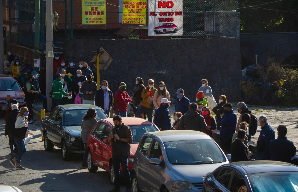 Personas hacen cola en un centro de vacunación para recibir su primera dosis de la vacuna AstraZeneca contra COVID-19 en la Ciudad de México. Foto: Getty Images