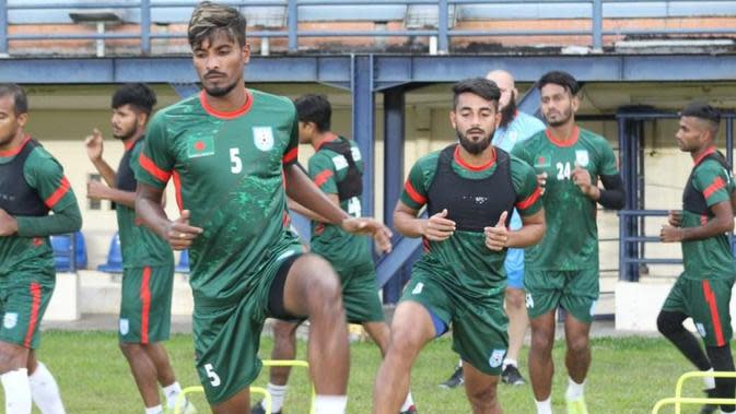 <p>Timnas Bangladesh berlatih di Stadion Si Jalak Harupat, Bandung, jelang duel menghadapi Timnas Indonesia pada FIFA Matchday, Rabu (1/6/2022). (Instagram/@bff_football)</p>