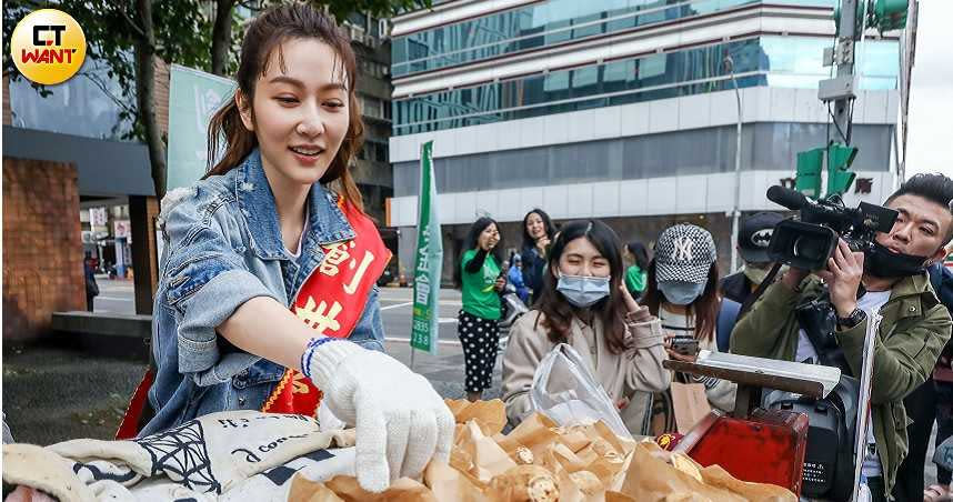 曾莞婷幫單親媽媽賣烤地瓜。（圖／張祐銘攝影）