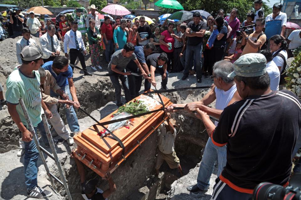 Familiares de muertos en socavón rechazan un millón de pesos y exigen justicia