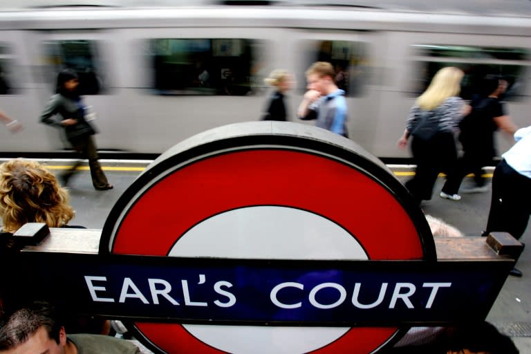 By Friday morning, a rival badge emblazoned with the slogan "Don't even think about talking to me!" was being handed out on the Tube, London's Evening Standard reported