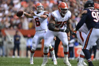 Cleveland Browns quarterback Baker Mayfield (6) throws a 13-yard touchdown pass to Cleveland Browns tight end Austin Hooper during the first half of an NFL football game against the Chicago Bears, Sunday, Sept. 26, 2021, in Cleveland. (AP Photo/David Dermer)