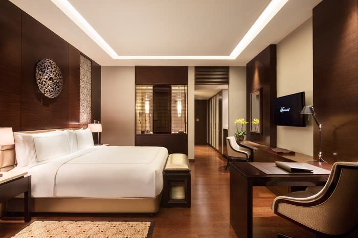 Fairmont Jakarta: Situated at the center of Senayan Square, the 488-room hotel provides direct access to Sentral Senayan Office Towers, the 18-hole Senayan National Golf Club, Gelora Bung Karno sports arena and the Jakarta Convention Center.