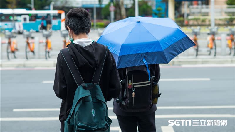 東北季風影響，水氣增加，北台灣今日為濕冷的天氣。（圖／記者陳弋攝影）