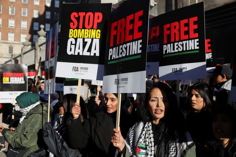 Los manifestantes sostienen pancartas el día de la protesta en solidaridad con los palestinos en Gaza, en medio del conflicto en curso entre Israel y el grupo islamista palestino Hamás, en Londres, Inglaterra