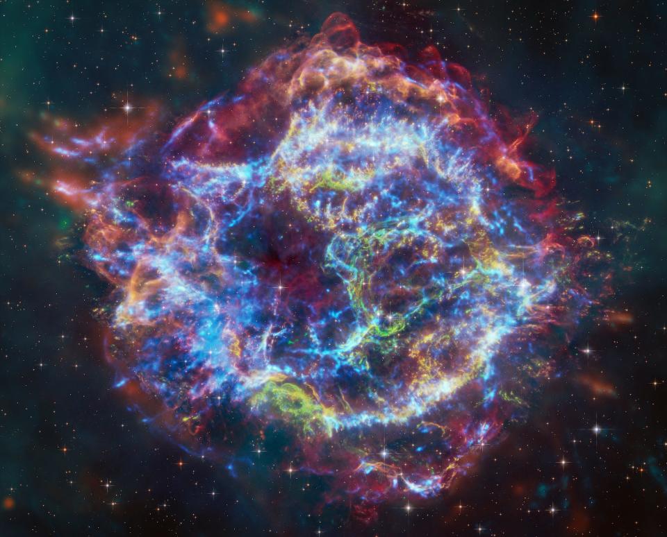 Supernova-Überrest bunte mehrschichtige Blase aus wellenförmigem Gelb Grün Blau Rot Lila im schwarzen Raum