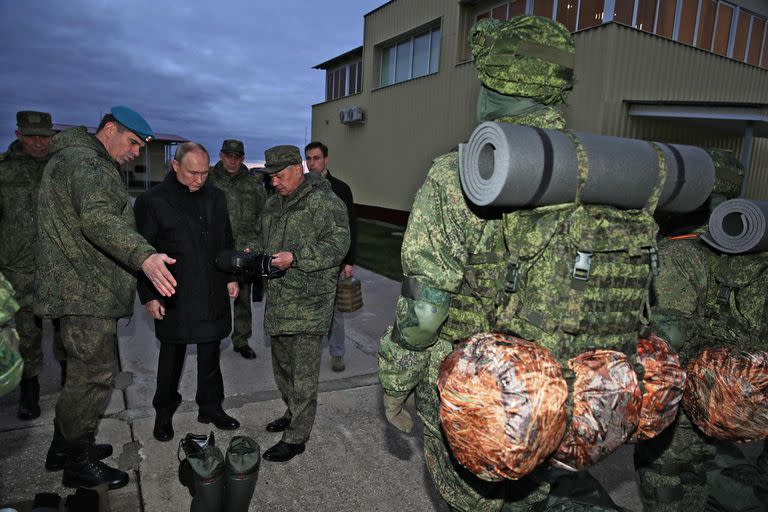 El presidente ruso, Vladimir Putin, y el ministro de Defensa, Sergei Shoigu, en una visita a un centro de entrenamiento militar en Ryazan. (Mikhail Klimentyev / Sputnik / AFP)