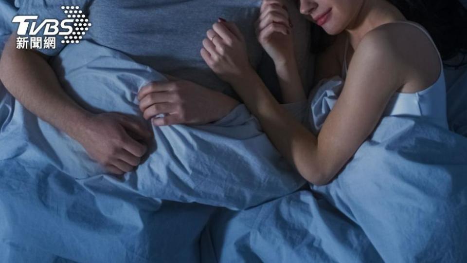 男子約女網友「純抱睡」，卻按耐不住色慾，事後挨告強制猥褻。（示意圖／Shutterstock達志影像）