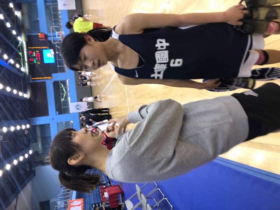 土庫教練楊雅惠跟超級雙小的吳沛萱溝通。大會提供