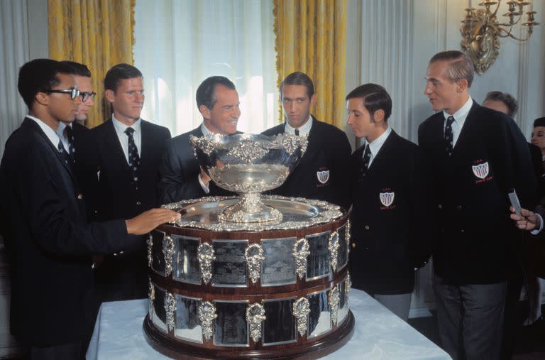 En febrero de 1969, Richard Nixon, por entonces presidente de EE.UU., recibió en la Casa Blanca a los campeones de la Copa Davis 1968: Arthur Ashe, Clark Graebner, Dennis Ralston, Donald Doll, Bob Luts y Stan Smith.