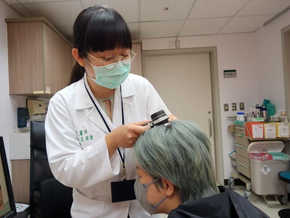 醫師王羽安說，目前治療圓形禿的內服外用藥，都有不錯的效果。 （記者葉進耀攝）