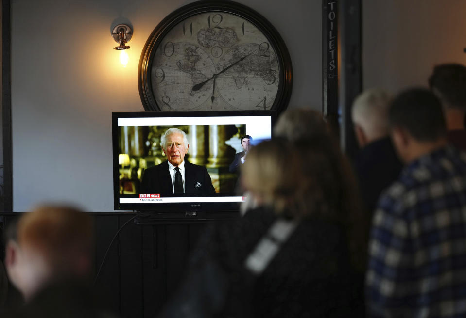 Personas ven el primer discurso del rey Carlos III a la nación como nuevo monarca tras la muerte de la reina Isabel II en la cantina The Prince Harry en Windsor, Inglaterra, el viernes 9 de septiembre de 2022. (John Walton/PA via AP)