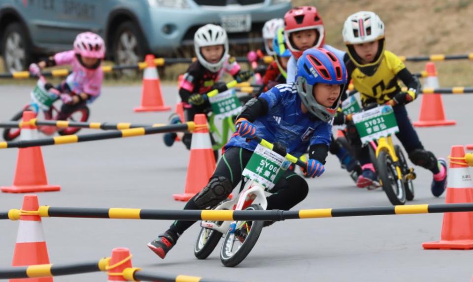 運動發展局推出幼兒滑步車活動，小選手無不卯足全力衝向終點　。　（記者王正平攝）