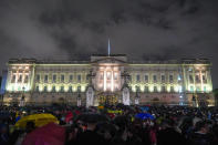 <p>Vor dem Buckingham Palast haben sich seit der Todesnachricht Bürger versammelt, um der verstorbenen Königin Tribut zu zollen. Die meisten Briten sind mit Elizabeth als Königin aufgewachsen. (Bild: Getty Images)</p> 