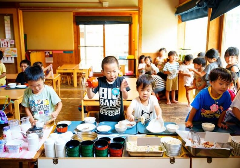 幼兒園的午餐採取自助式，孩子可以自由決定分量並夾取想吃的菜。取自PRESIDENT Online 