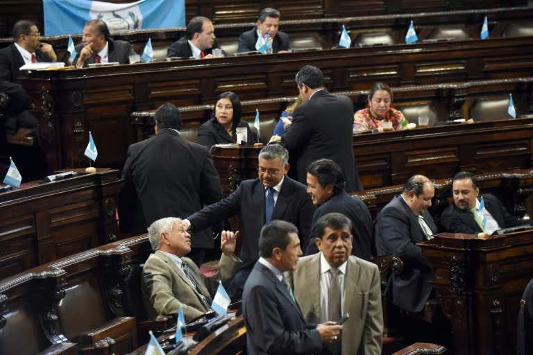 Guatemalan deputies talk before the start of a congressional session in Guatemala City on September 1, 2015