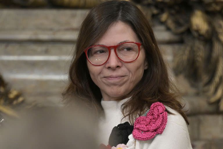 Ministra de economía Silvina Batakis gestures next to Presiden Alberto Fernandez (out of frame) during her swear in ceremony at the Casa Rosada in Buenos Aires on July 4, 2022. - Argentina appointed economist Silvina Batakis as its new Economy Minister Sunday after Martin Guzman, the architect of a debt restructuring deal with the IMF, unexpectedly resigned. (Photo by JUAN MABROMATA / AFP)