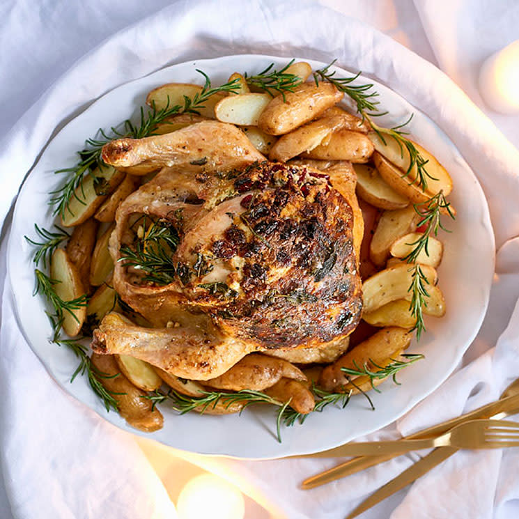 Pollo asado a las hierbas relleno de queso feta con patatas gajo