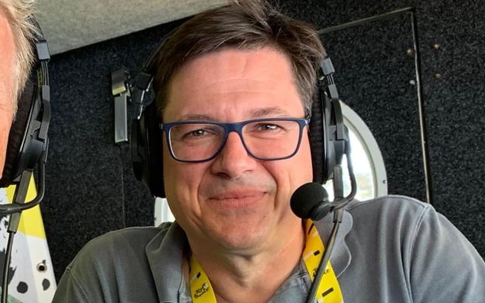 Der gebürtige Frankfurter Florian Naß ist seit 1997 als Sportjournalist bei der Tour de France dabei und seit 2006 deren Stimme in der ARD. Auch 2022 wird er wieder die Tour-Primetime fürs Erste kommentieren. (Bild: Florian Naß)