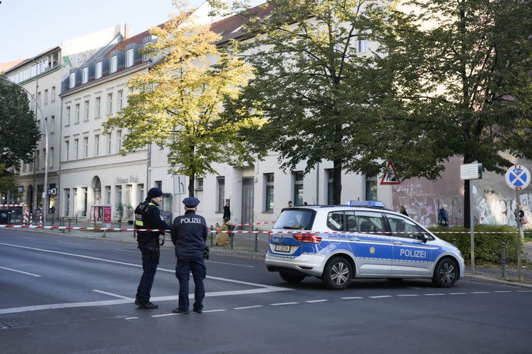 Policías alemanes montan guardia ante el complejo de la comunidad Kahal Adass Jisroel, que incluye una sinagoga, un jardín de infantes y un centro comunitario, en Berlín