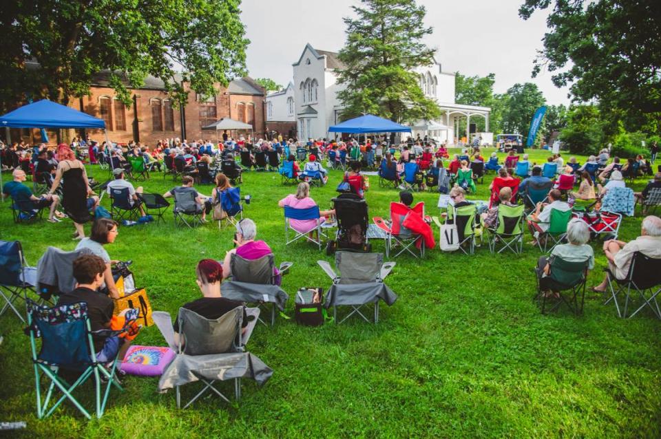 The lawn at Loudoun House was filled for the “Beat of the Heartland” concert June 12 featuring Devine Carama and the Lexington Philharmonic’s string quarter.