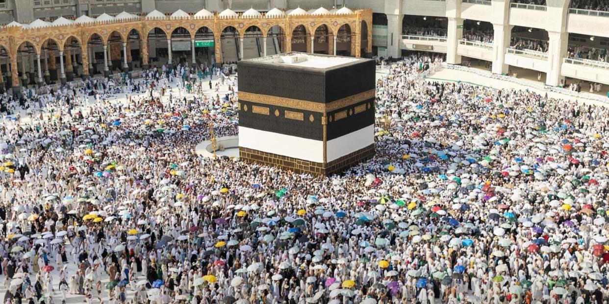 18.06.2024, Saudi-Arabien, Mekka: Muslimische Pilger umrunden die Kaaba, das heiligste Heiligtum des Islam, in der Großen Moschee während der Hadsch.<span class="copyright">dpa</span>