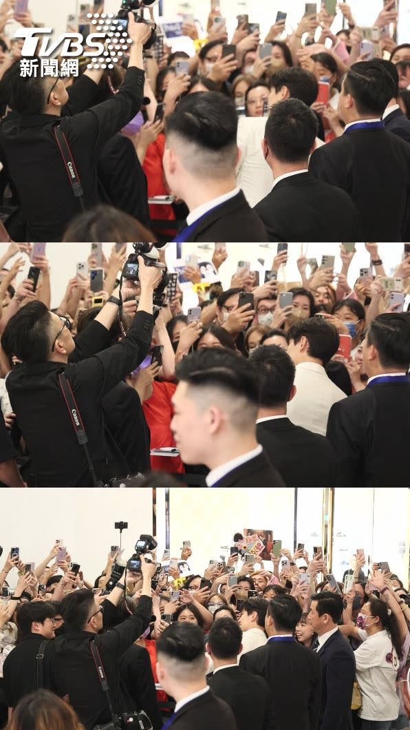 李俊昊特意走到較遠的粉絲群中，跟一位幸運粉絲拿手機合照。（圖／趙世平攝）