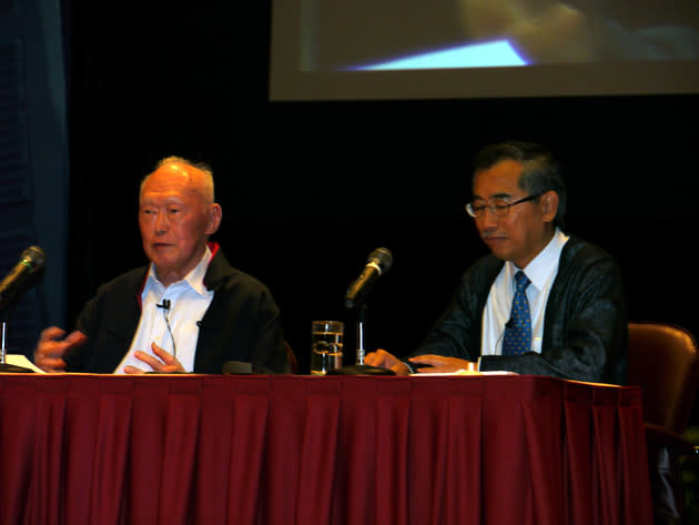 Mr Lee Kuan Yew fielded questions on wide-ranging topics at the 45-minute dialogue, accompanied here by discussion moderator, Assoc. Prof. Kwok Kian Woon, NTU's associate provost for student life. (Yahoo! photo/Jeanette Tan)