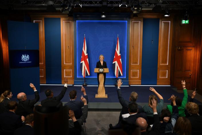 Il primo ministro Liz Truss durante una conferenza stampa nella sala riunioni di Downing Street, Londra.  Data foto: venerdì 14 ottobre 2022.