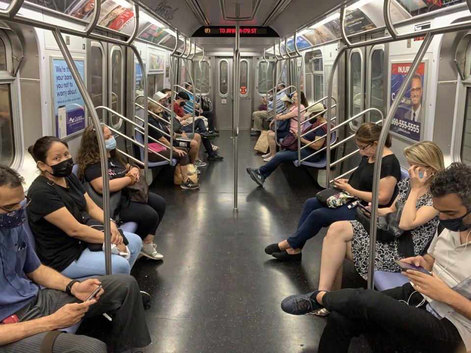 紐約市公共運輸客流量持續偏低，MTA預計2023年起削減15%服務。(記者和釗宇／攝影)