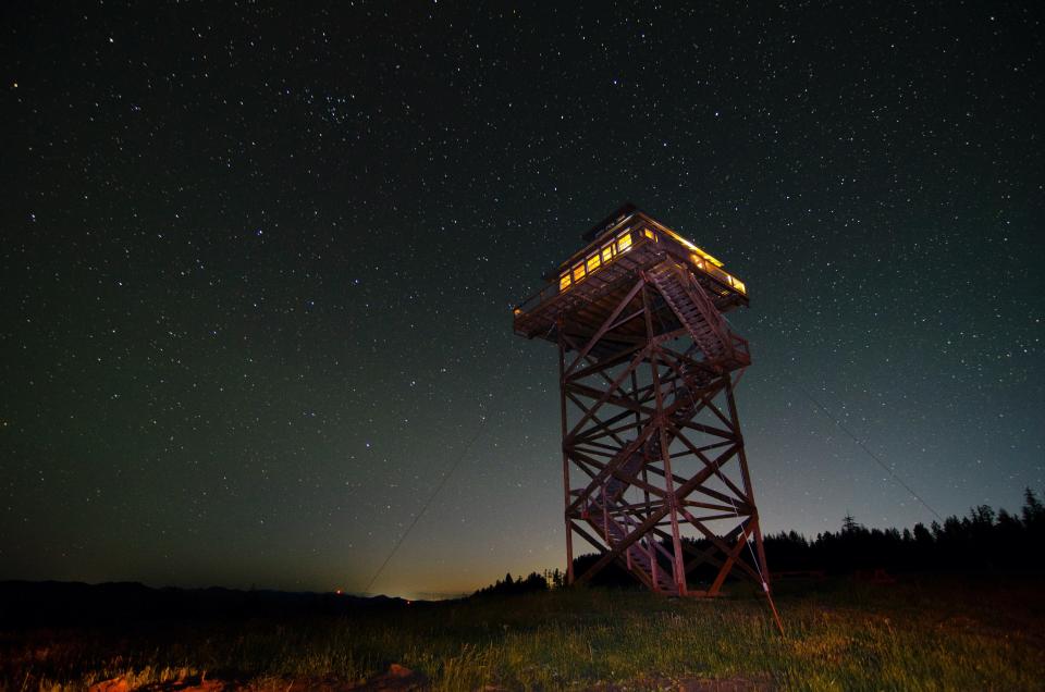 oregon airbnb view of tower with starry sky in the background