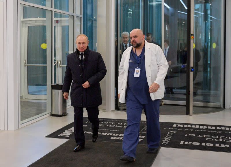 Foto de archivo del presidente ruso, Vladimir Putin, caminando con el médico Denis Protsenko en una visita a un hospital que trata pacientes con coronavirus en las afueras de Moscú