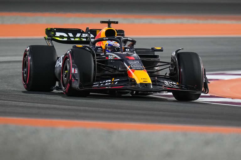 El piloto de Red Bull Max Verstappen en acción durante la sesión de práctica antes del Gran Premio de Qatar