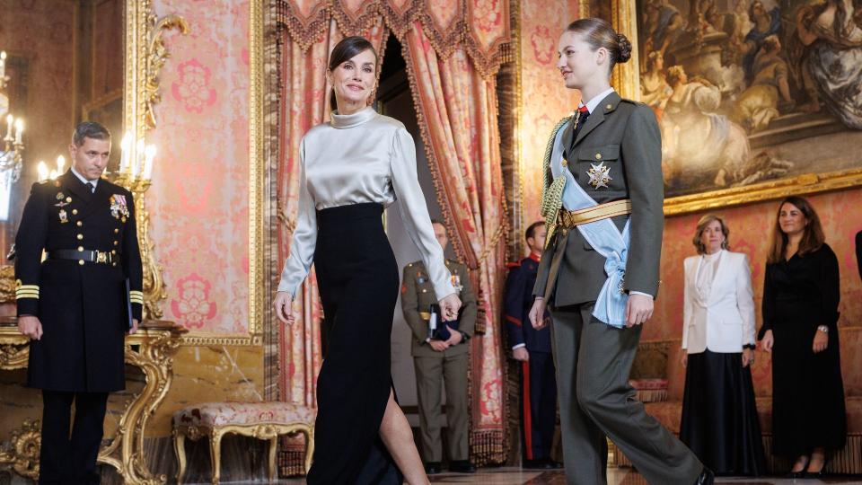 Queen Letizia and Princess Leonor enter the palace