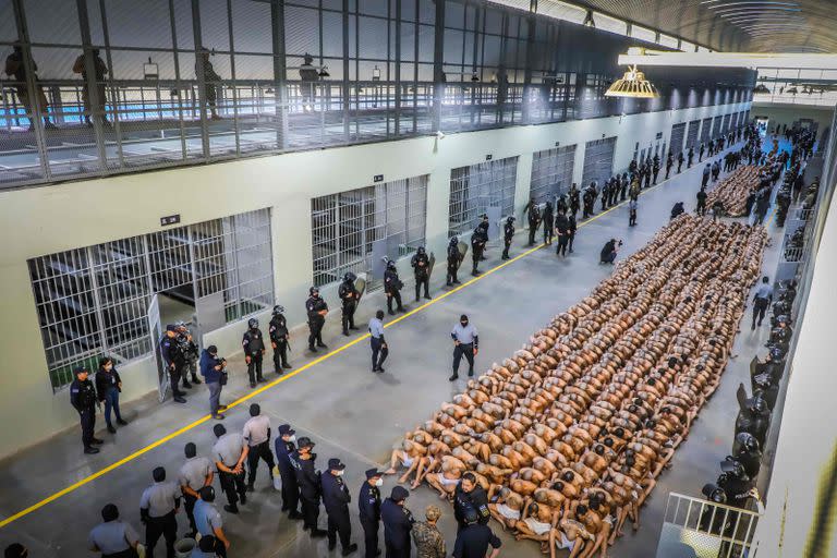 Los policías reciben a los nuevos 2000 prisioneros en la cárcel más grande de América
