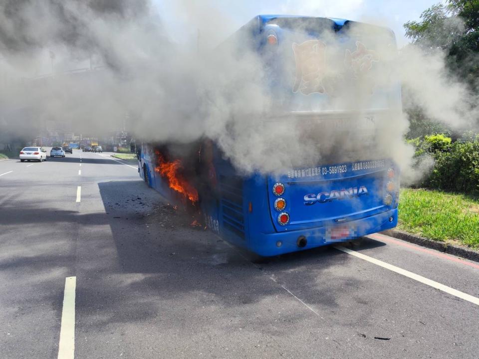 搭載約30名幼稚園兒童及老師的遊覽車，行經桃園市蘆竹區南崁交流道新南路一段時，疑似因爆胎起火，所幸車上人員及時下車、平安無傷亡。（桃園消防局提供） 